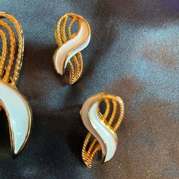 Vintage 80s brooch and clip earring set - Picture 2 of 10